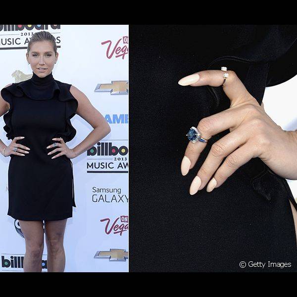 No Billboard Music Awards 2013 Kesha adotou um estilo minimalista, com roupa de cortes preciso e esmalte nude nas unhas